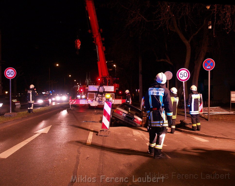 VU BMW fuhr in Baugrube Konrad Adenauer Ufer P18.JPG